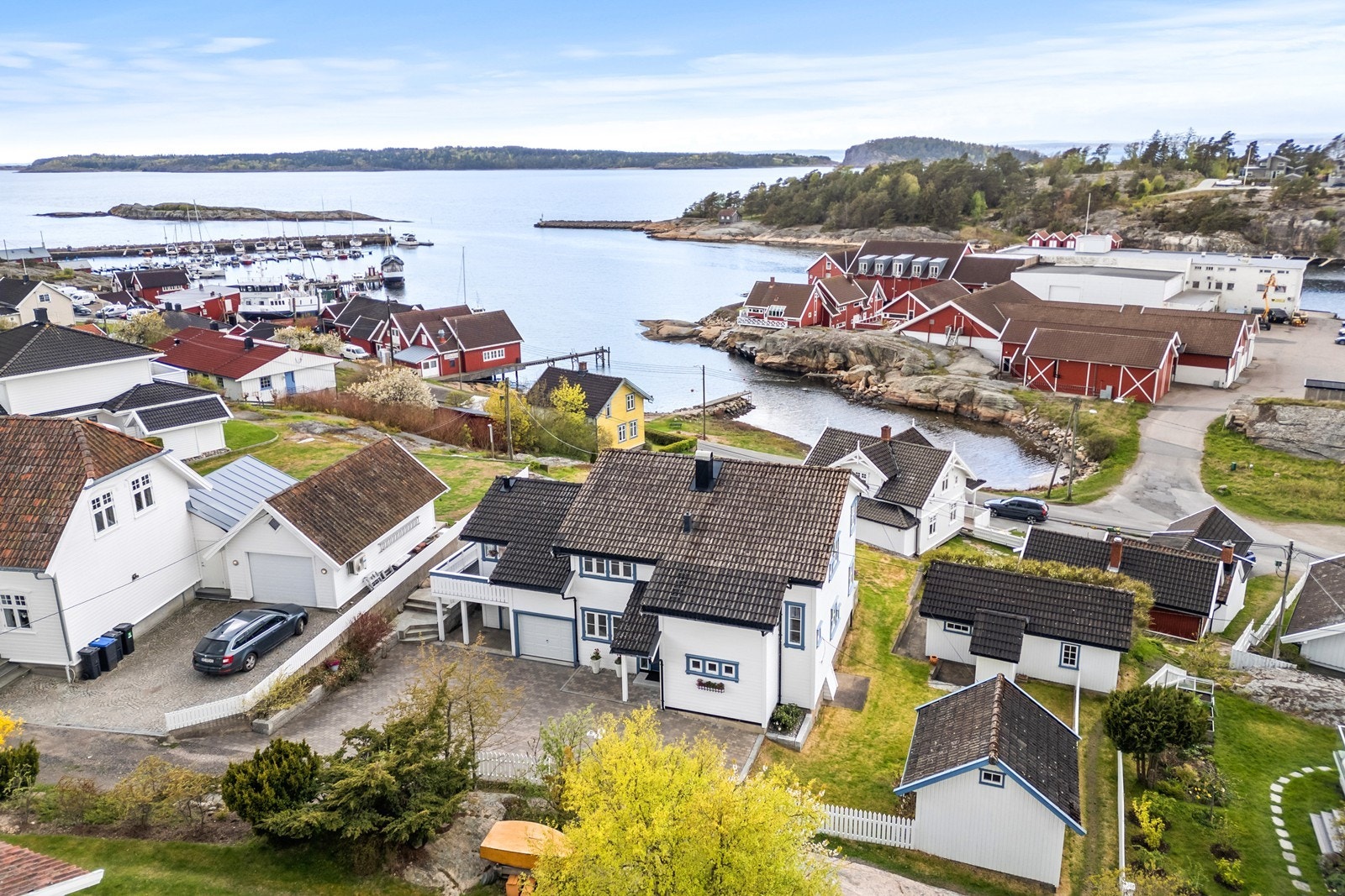 Integrert garasje med leddport i stål. Galleribilde