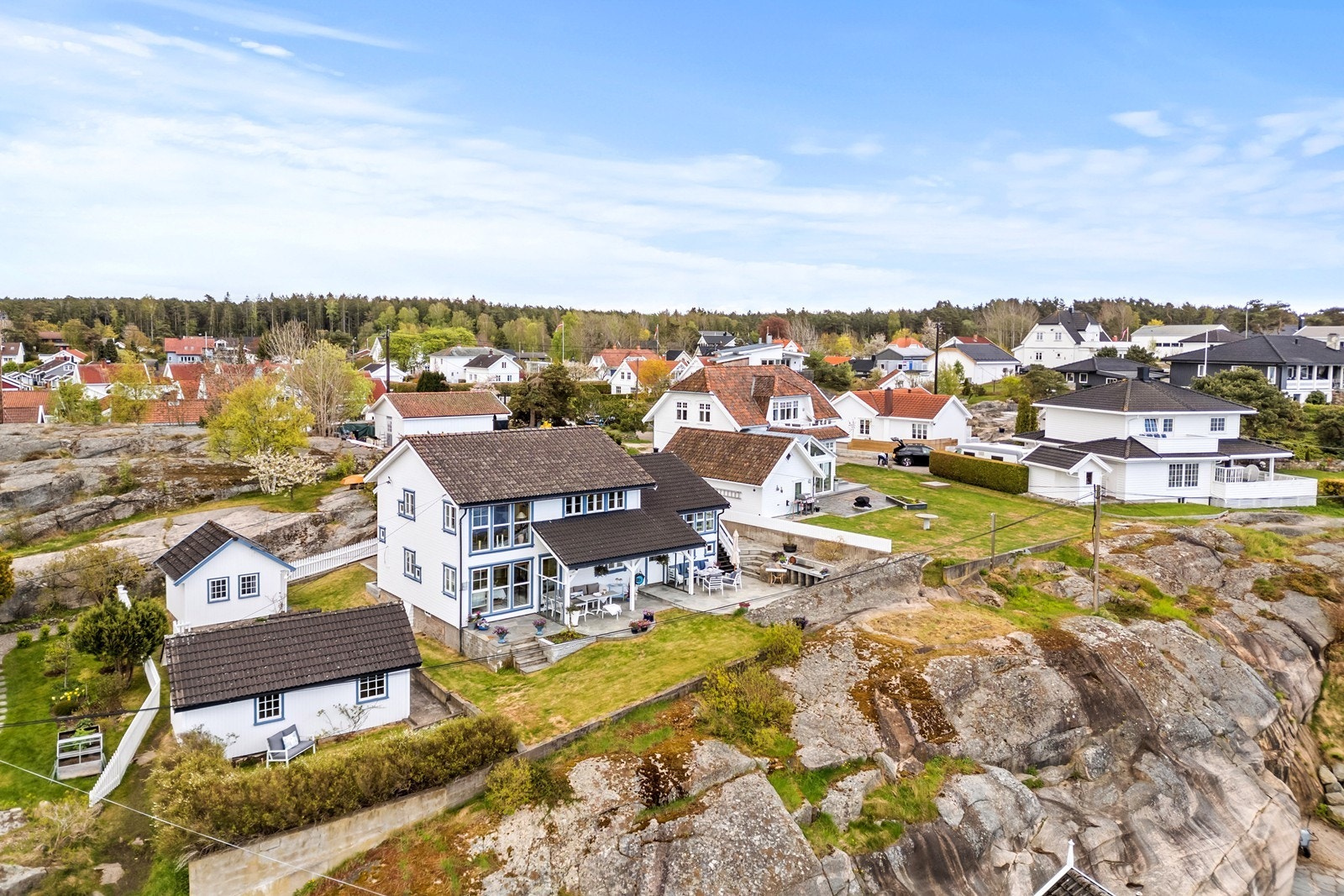 Boligen ligger i et etablert boligområde med spredt bebyggelse. Galleribilde