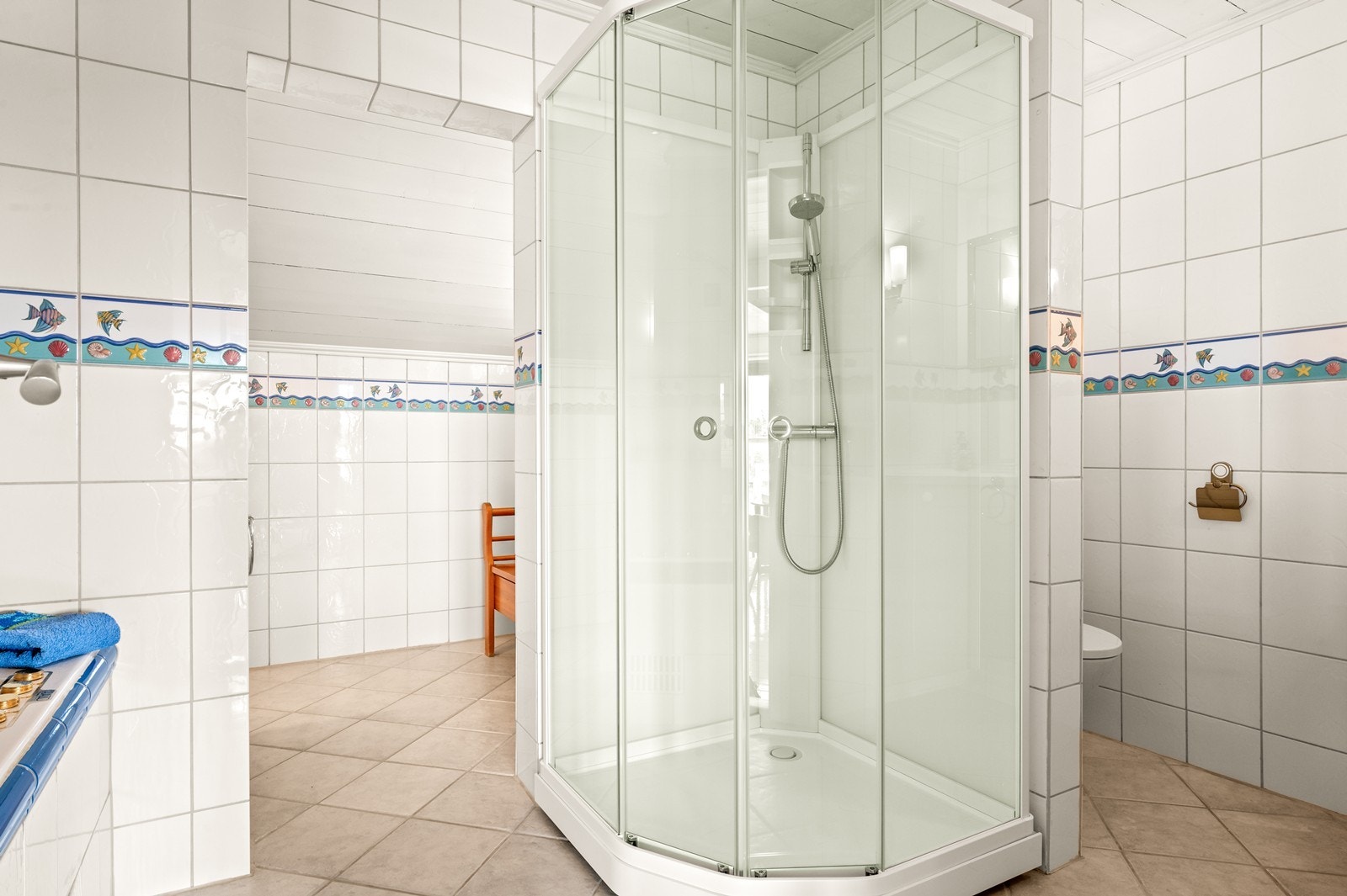 Badet i andre etasje er utstyrt med et nytt dusjkabinett fra 2025. Galleribilde