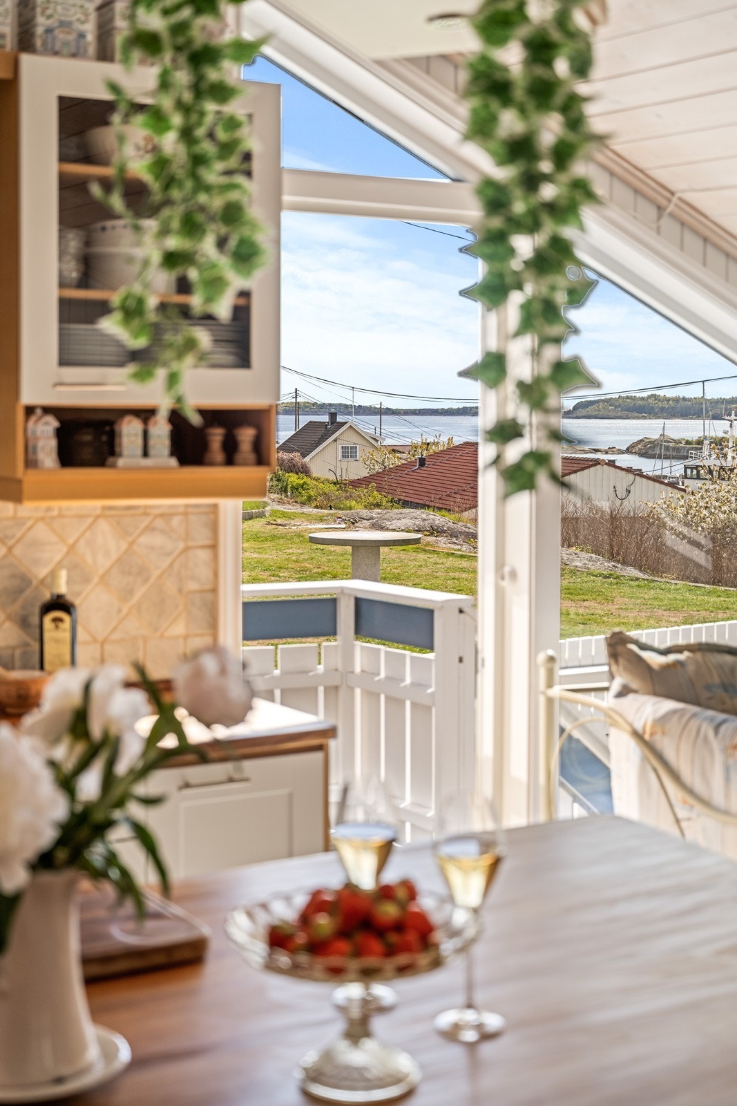 Terrassen utenfor kjøkkenet gir en fin plass for morgenkaffen. Galleribilde