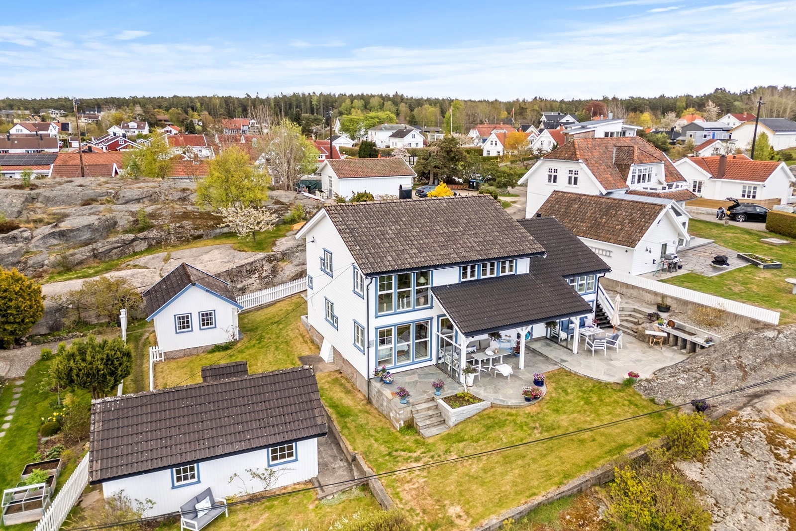 Eiendommen sett fra luften, med hovedhus, anneks og uthus. Galleribilde