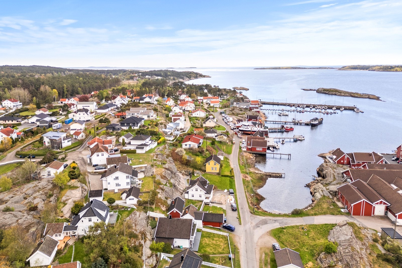 Engelsviken er kjent for sitt aktive kystmiljø med marina og nærhet til sjøen. Galleribilde