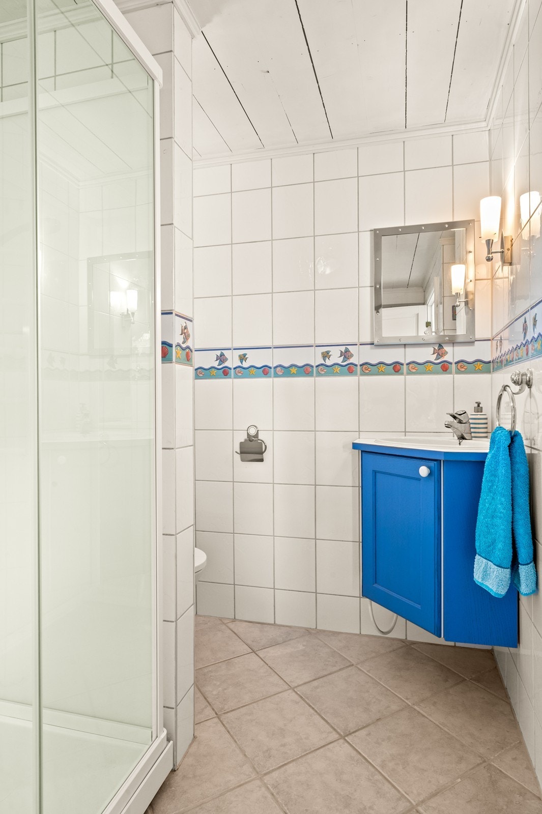 Toalettet og blandebatteriet på dette badet ble også skiftet i 2025. Galleribilde