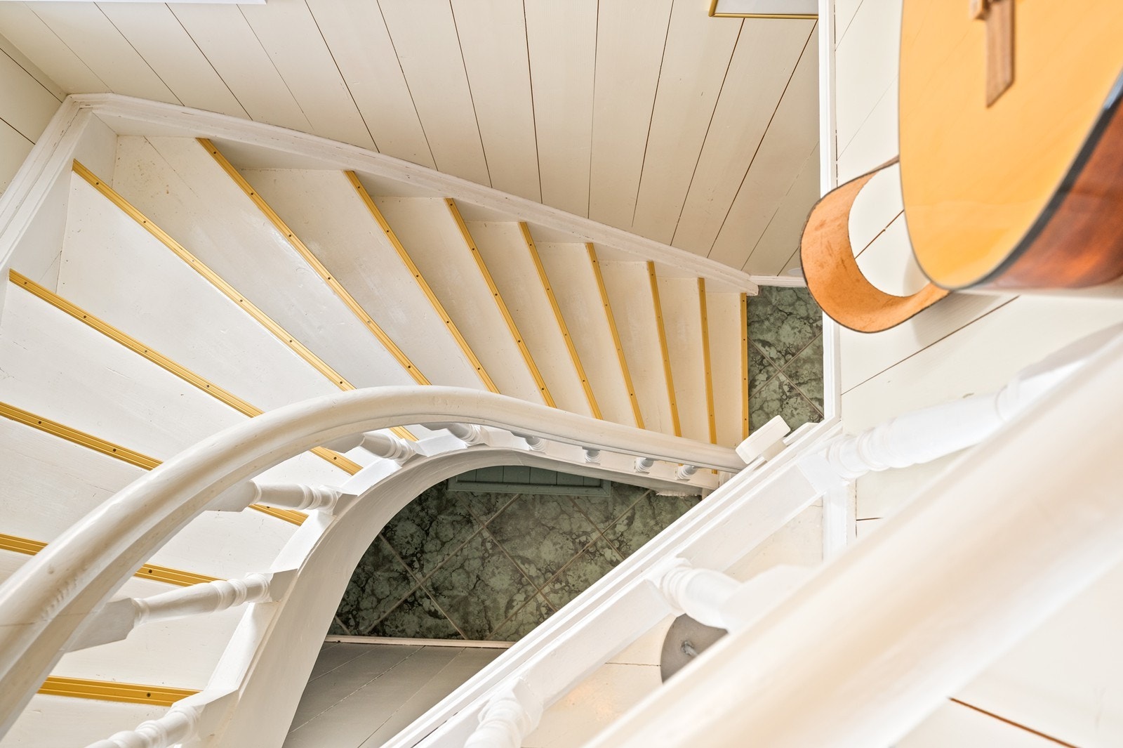 Den malte tretrappen binder de to etasjene sammen. Galleribilde