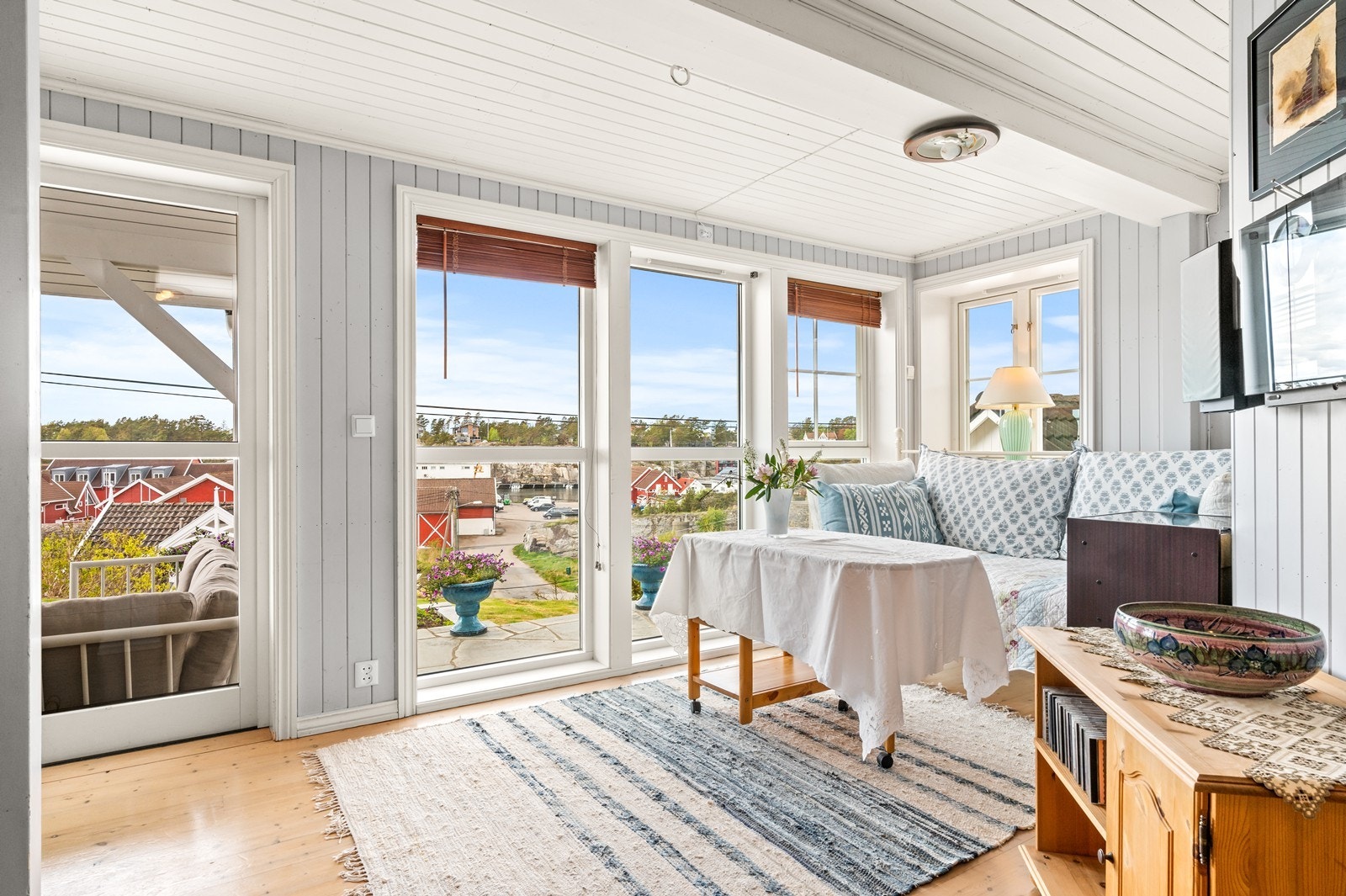 Stue i første etasje med furugulv og direkte utgang til den store, steinlagte uteplassen. Galleribilde