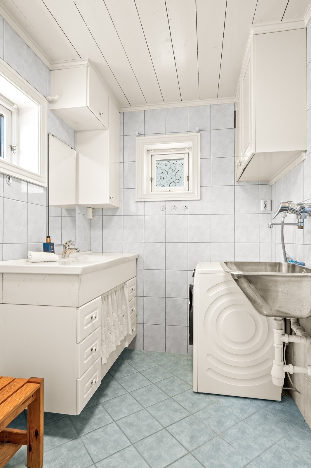 Badet er også utstyrt med en praktisk utslagsvask i stål. Galleribilde
