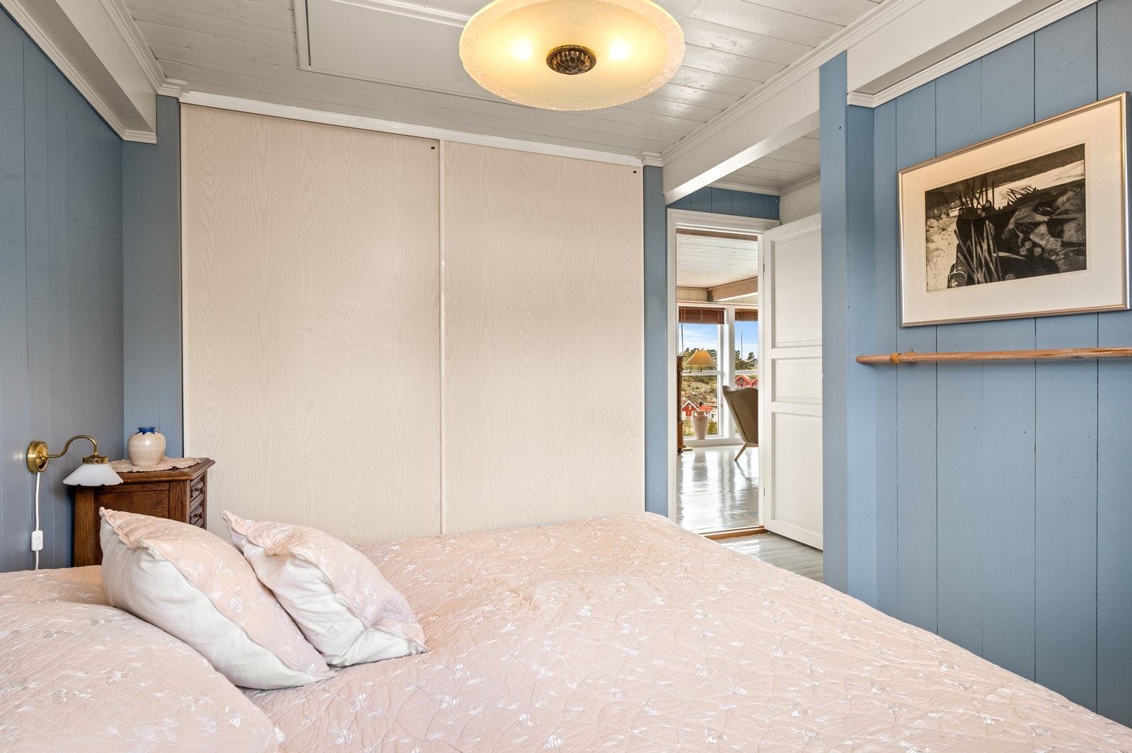 Soverom i andre etasje med plassbygget garderobeløsning. Galleribilde