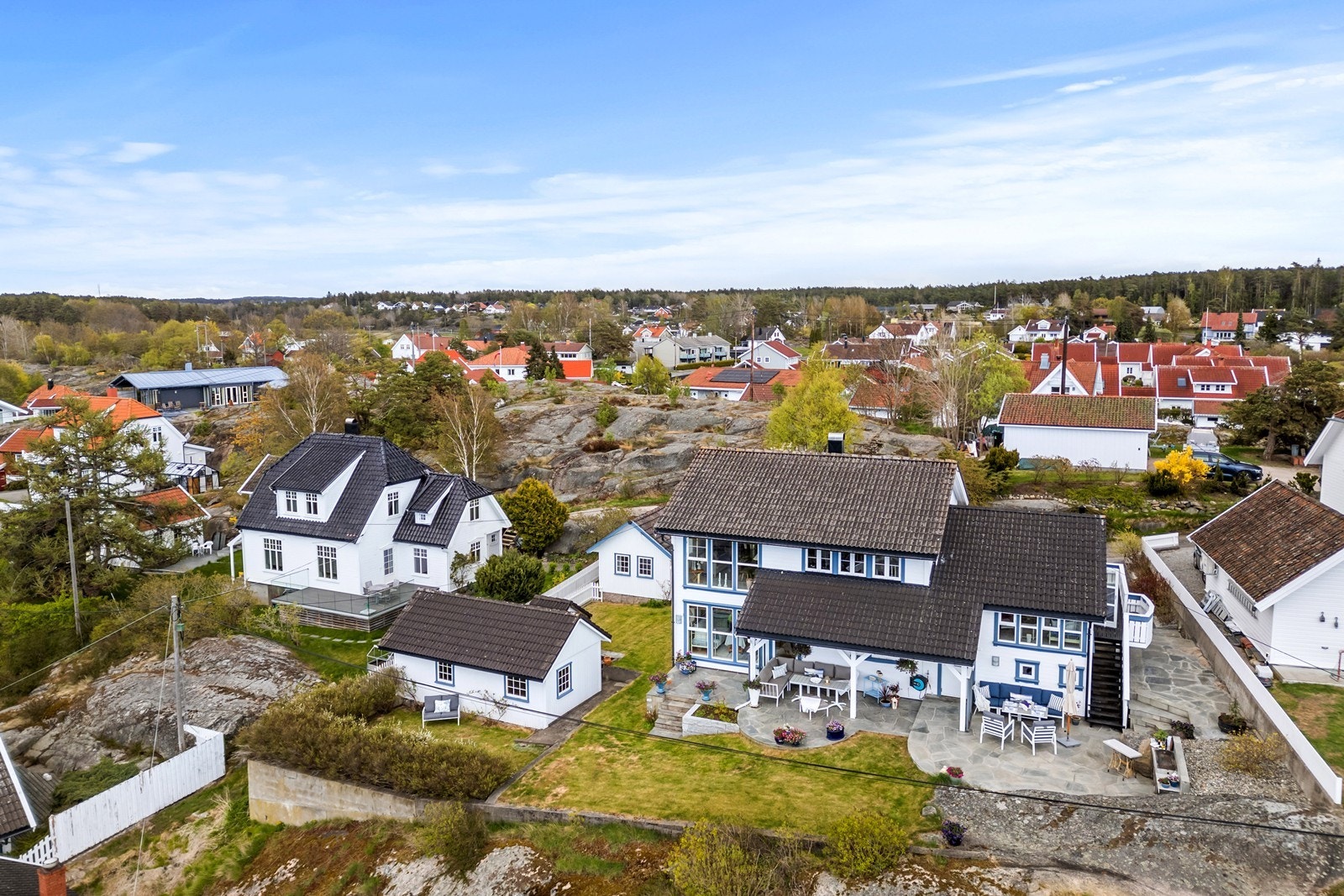 Eiendommen har en romslig tomt med gode muligheter for lek og utendørsaktiviteter. Galleribilde