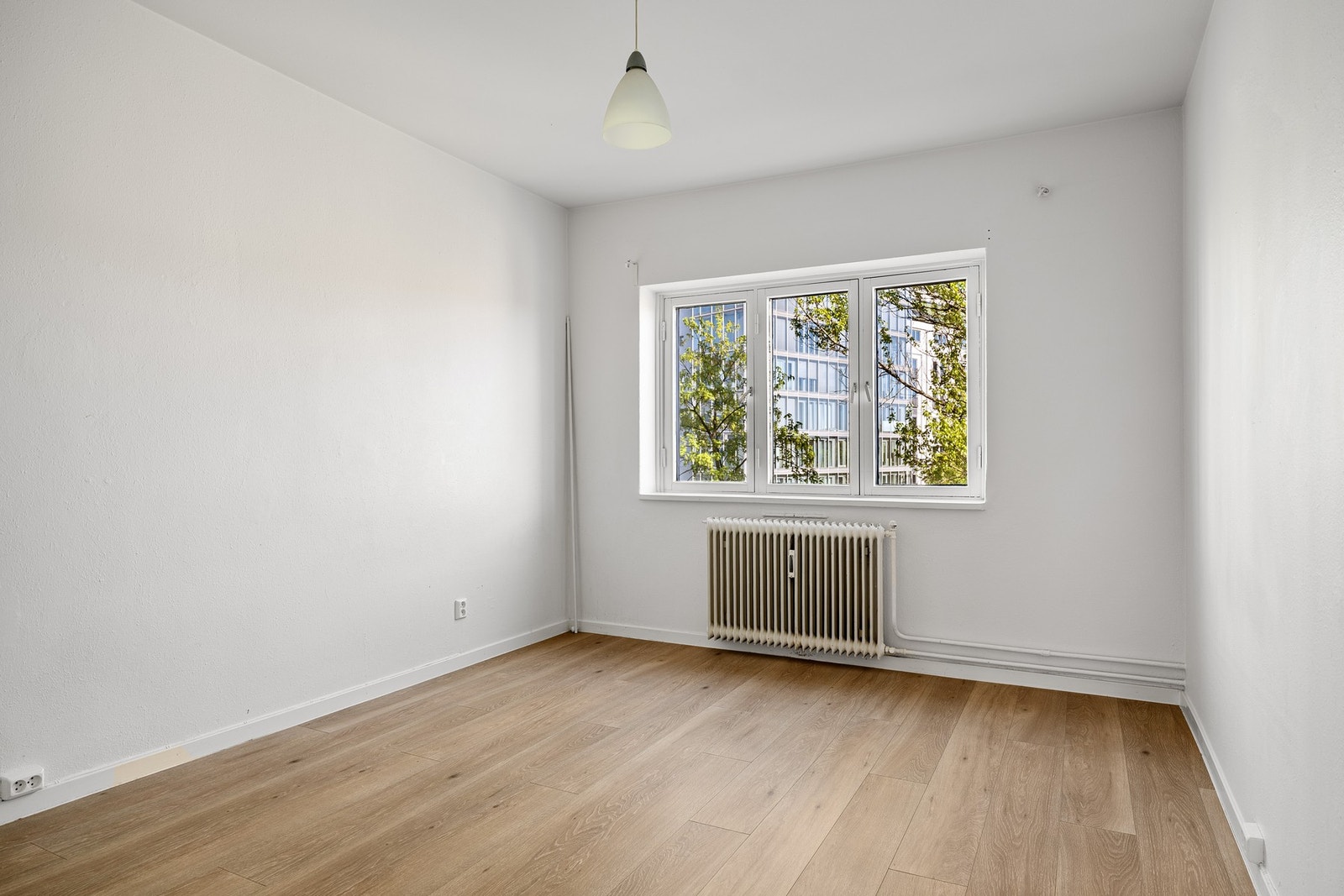 Soverommet er lyst og luftig med god plass til dobbeltseng. Galleribilde