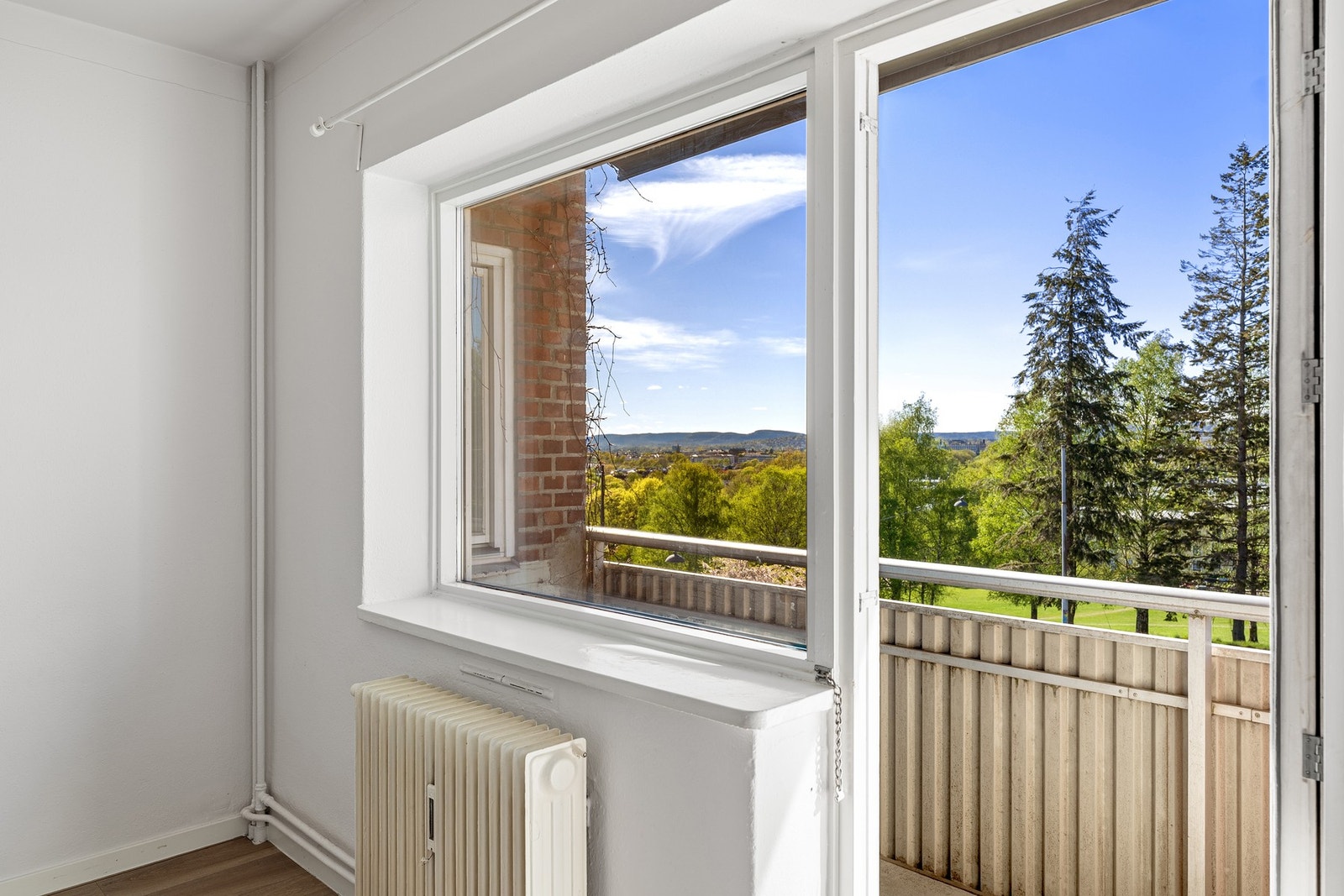 De store vindusflatene gir godt med naturlig lys til rommet. Galleribilde