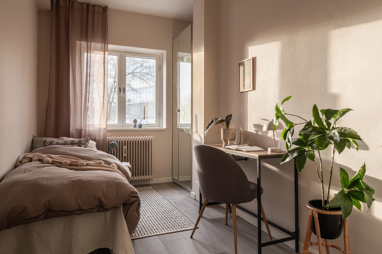 Bilde fra tilsvarende leilighet illustrerer hvordan det kan se ut dersom det etableres soverom på nåværende kjøkken. Galleribilde