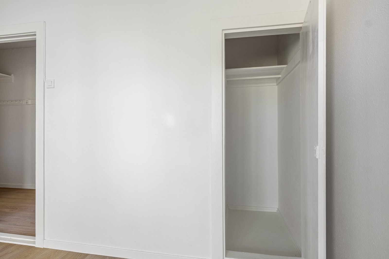 Fra soverommet er det et plassbygd garderobeskap. Galleribilde