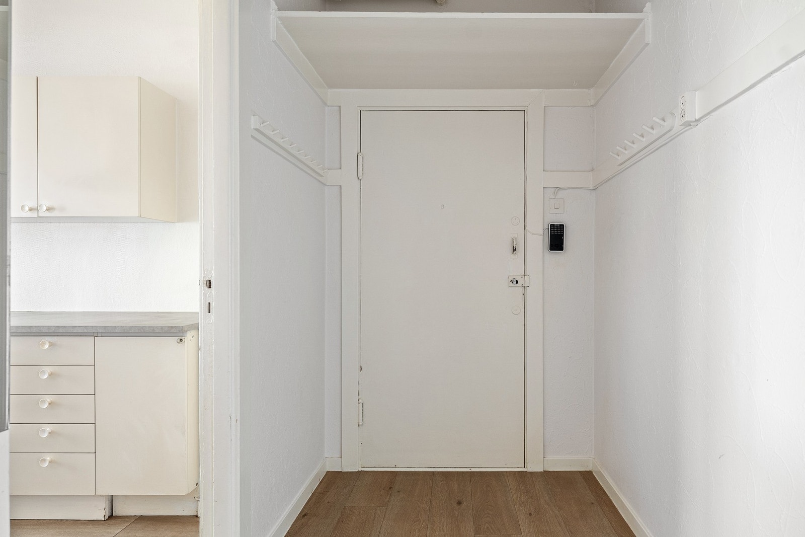 Lys og romslig entré med plass til å henge fra seg yttertøy. Galleribilde