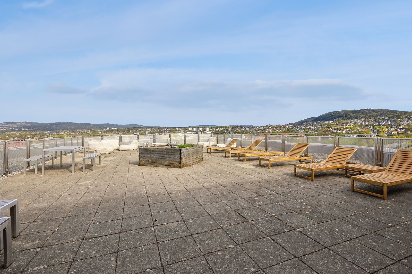 Beboere har tilgang på flott felles takterrasse med fantastisk utsikt over Oslo. Galleribilde