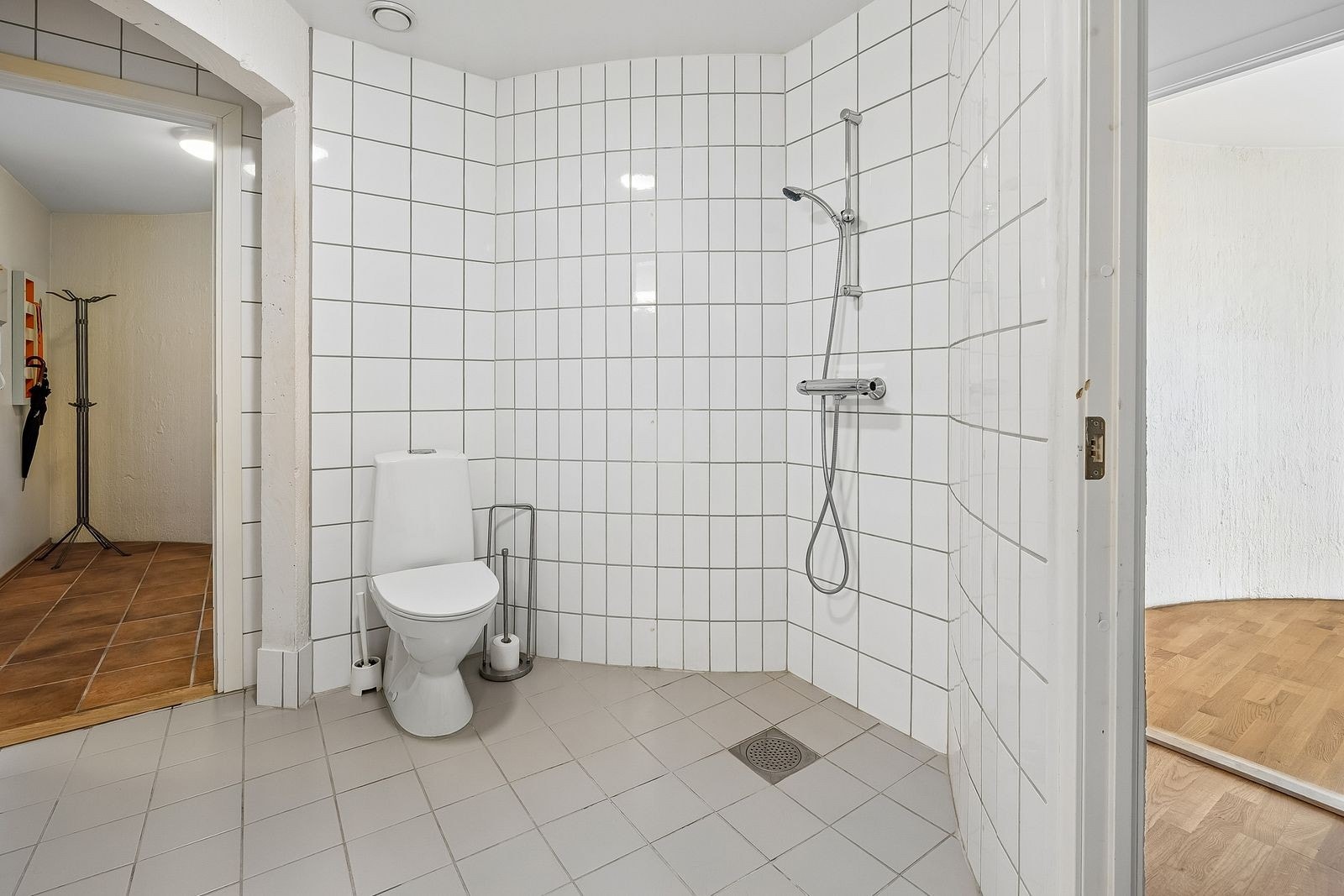 Romslig flislagt bad med vaskemaskin. Galleribilde