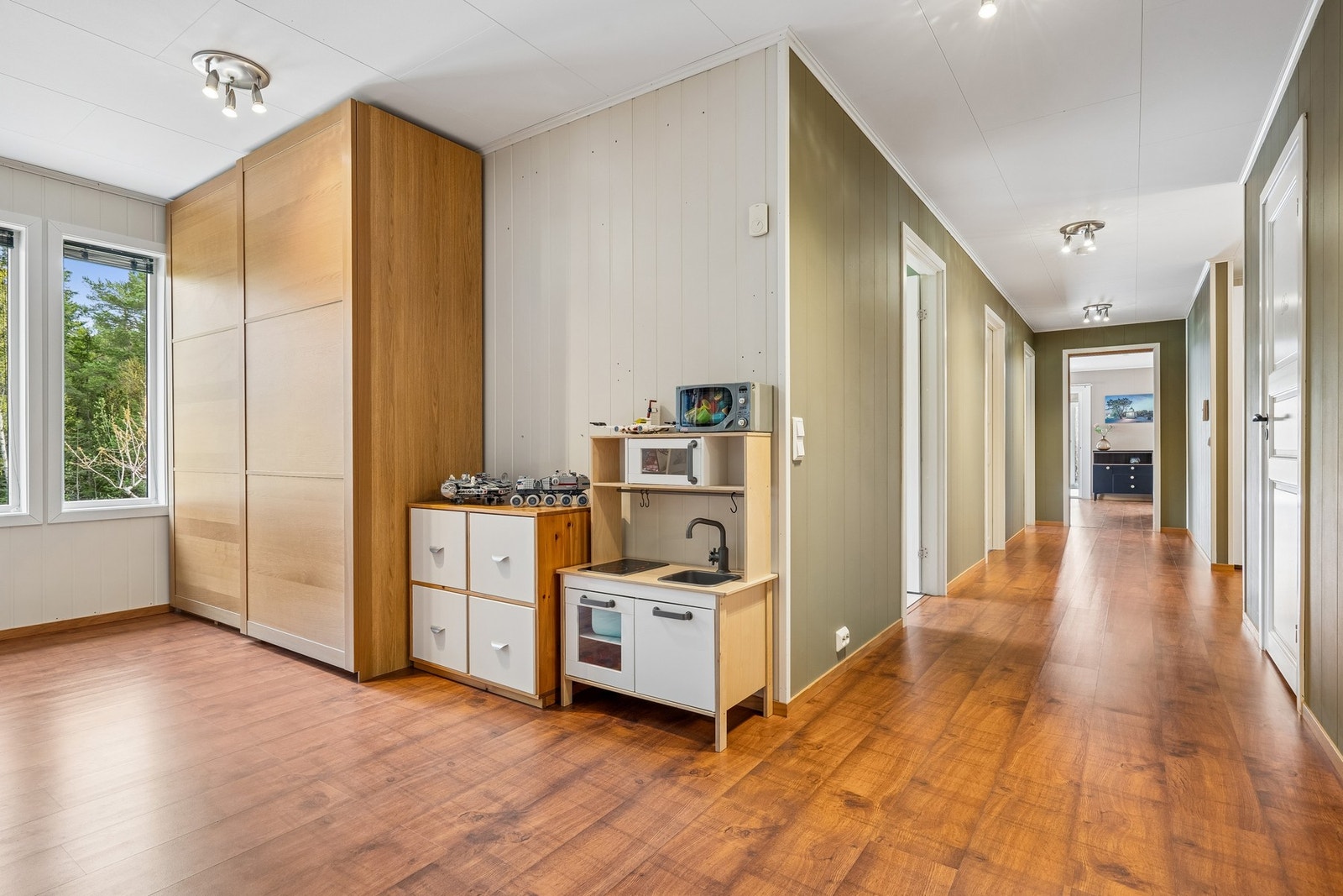 Gang med plass til garderobe som egner seg godt til lagring. Galleribilde