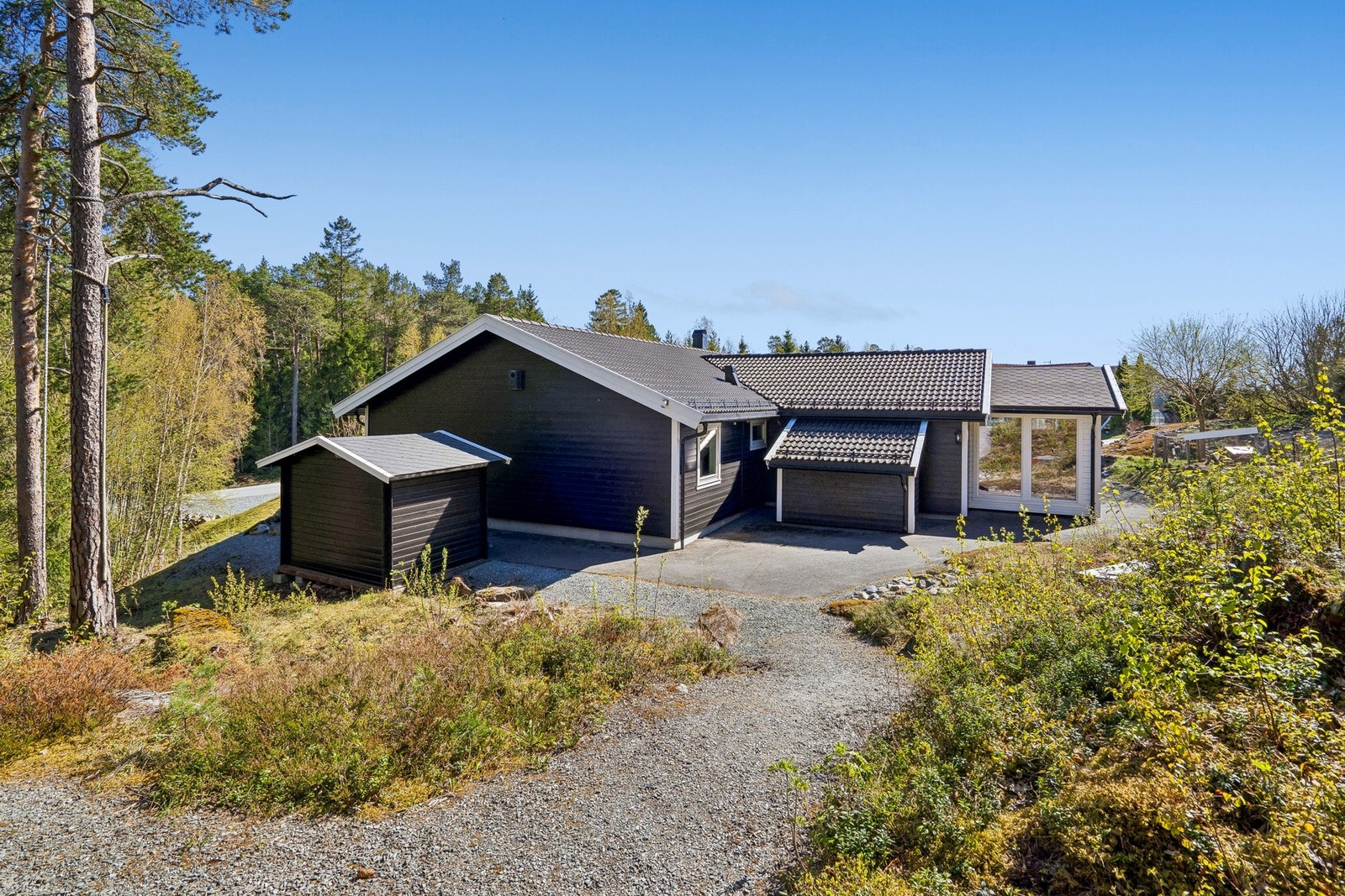 Deler av gårdsplassen er asfaltert. Galleribilde