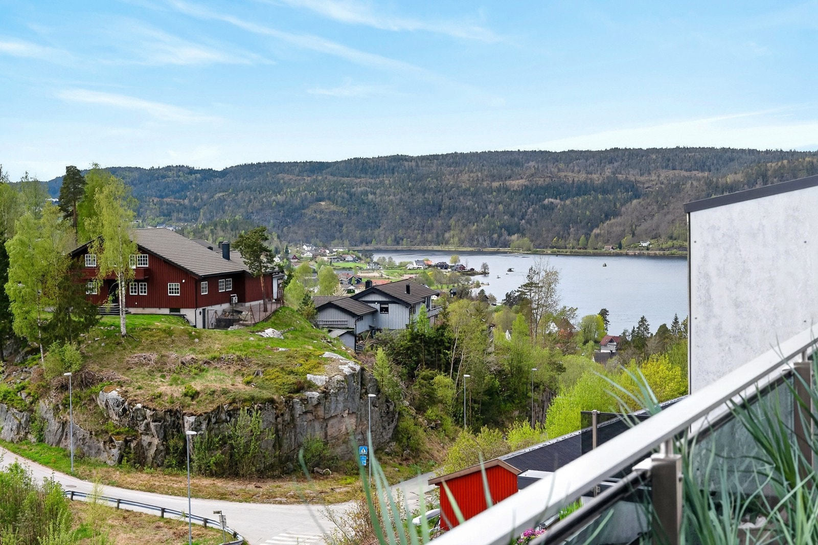 Fint utsyn med gløtt mot Venneslafjorden Galleribilde