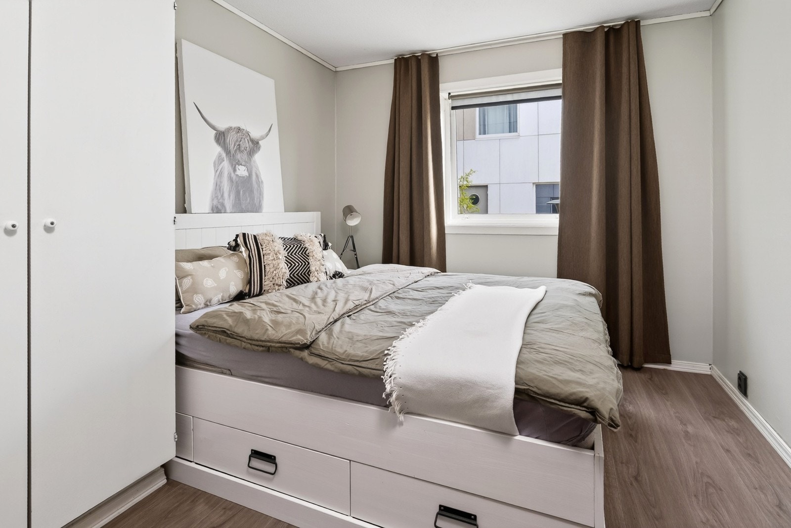 Soverom 2 med dobbelt garderobeskap Galleribilde
