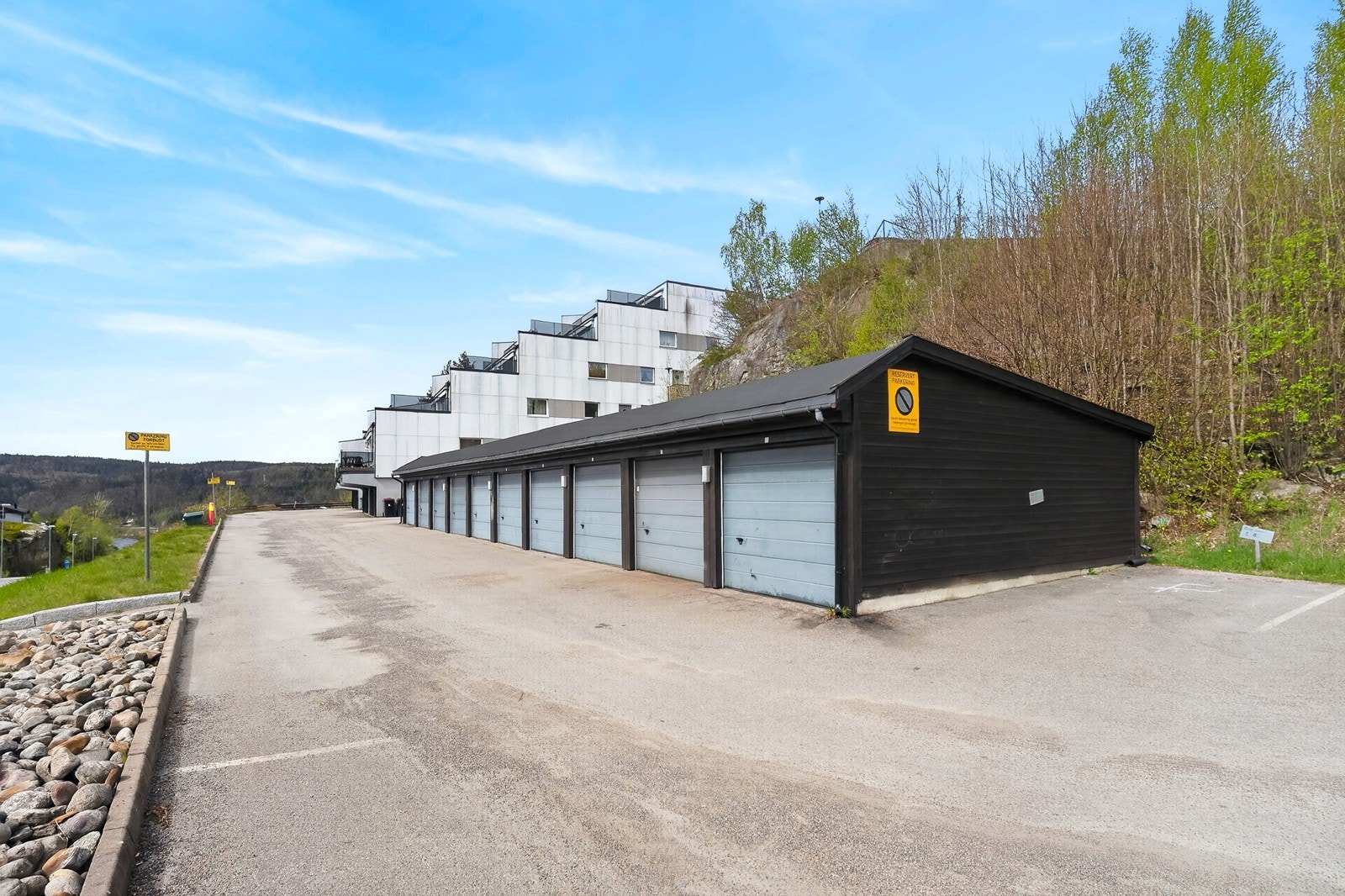 Egen garasjeplass på 19 kvm - nr. 3 fra venstre Galleribilde