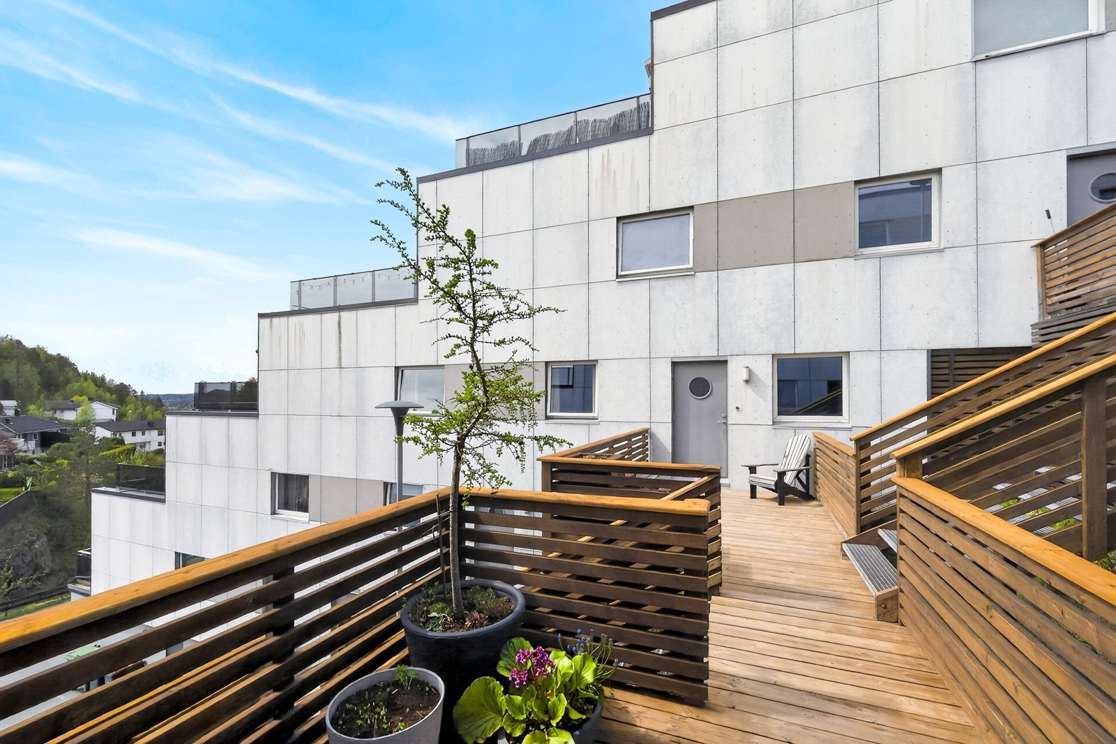 Hyggelig terrasse ved leilighetens inngangsparti Galleribilde