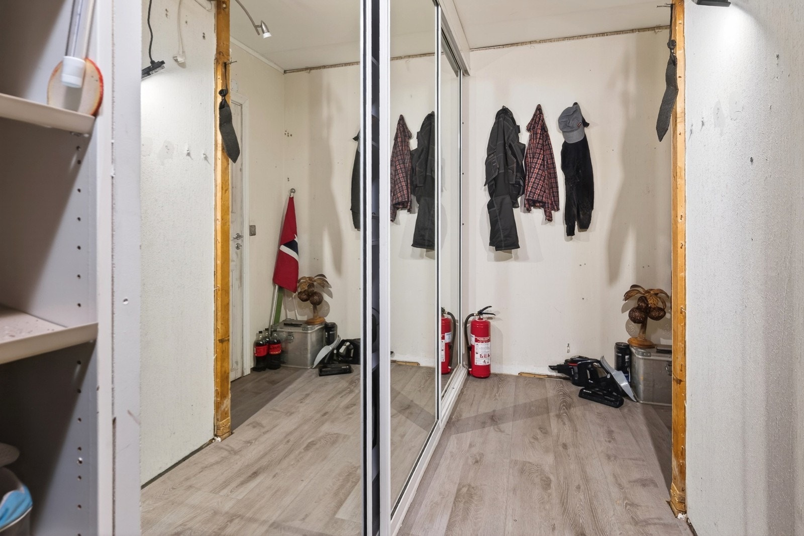 Romslig bod med praktisk skyvedørsgarderobe Galleribilde