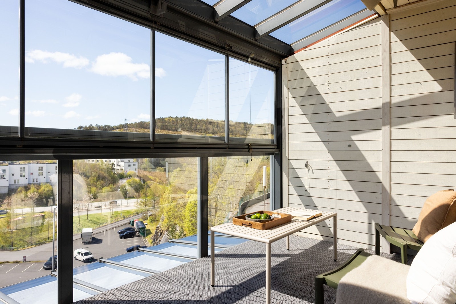 Dette er en flott 3-roms leilighet med innglasset og åpen balkong med gode solforhold, og en flott utsikt! Galleribilde
