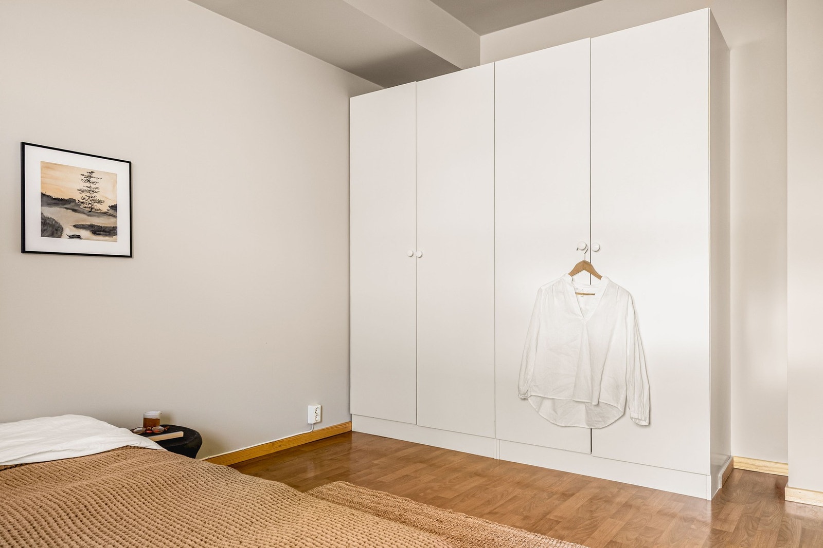 Her er det god plass til en stor seng med nattbord på hver side, samt oppbevaringsplass i en praktisk garderobe. Galleribilde