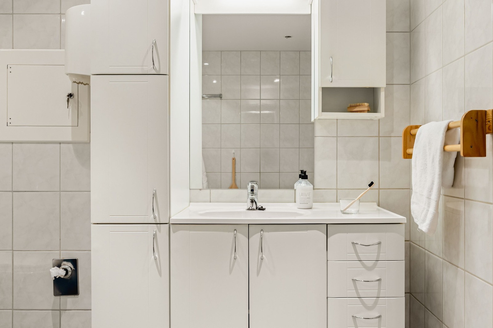Badet er innredet med toalett, blandebatteri for dusj, og baderomsmøblement med speil og belysning. Galleribilde