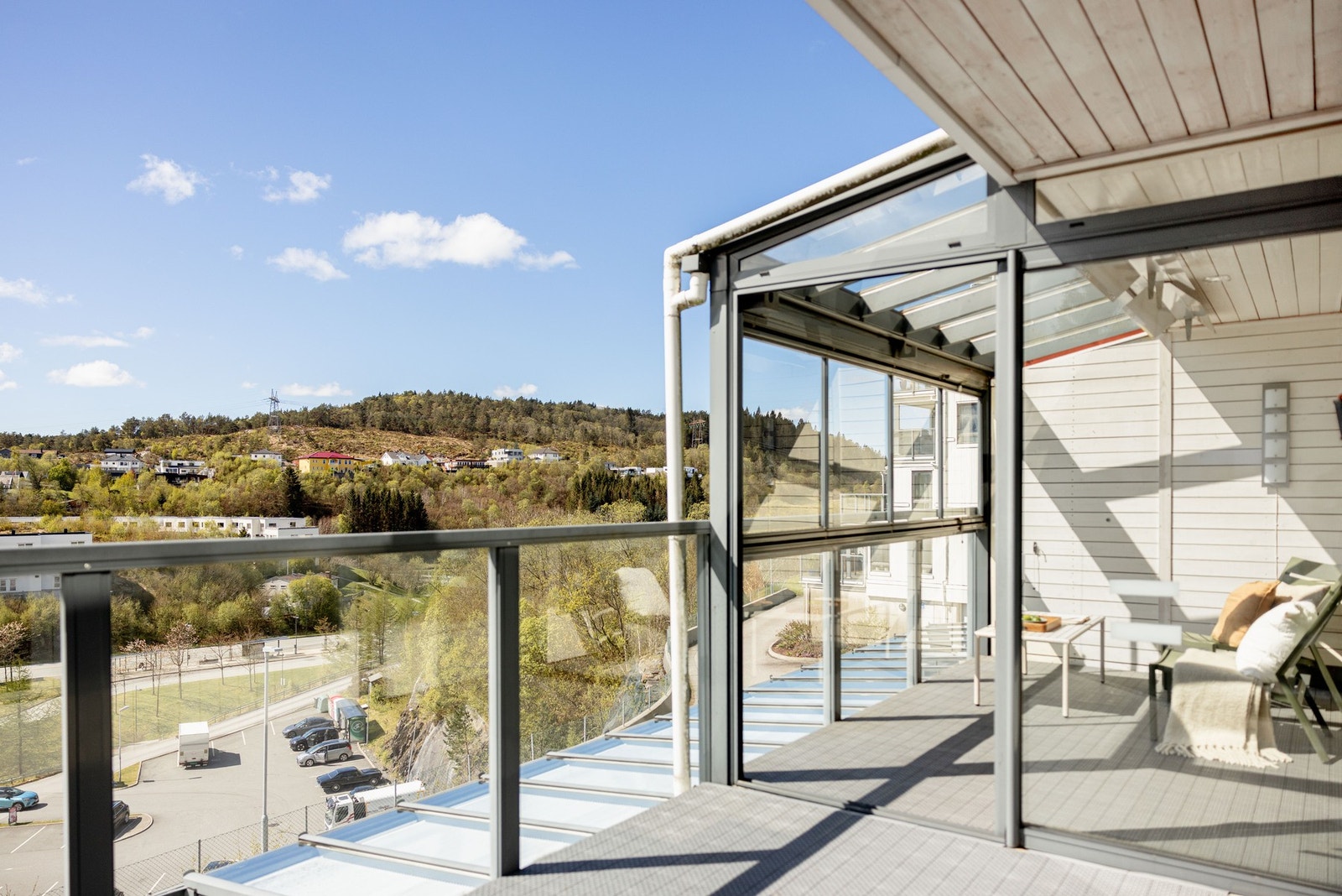Da balkongen vender mot sørvest har man gode solforhold på dag- og ettermiddagstid, og en flott utsikt! Galleribilde