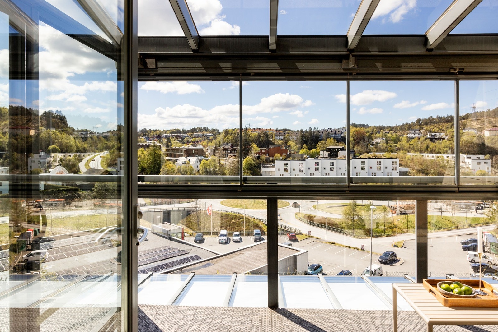 Her er det god plass til å møblere med det som er ønskelig av hagemøbler. Galleribilde