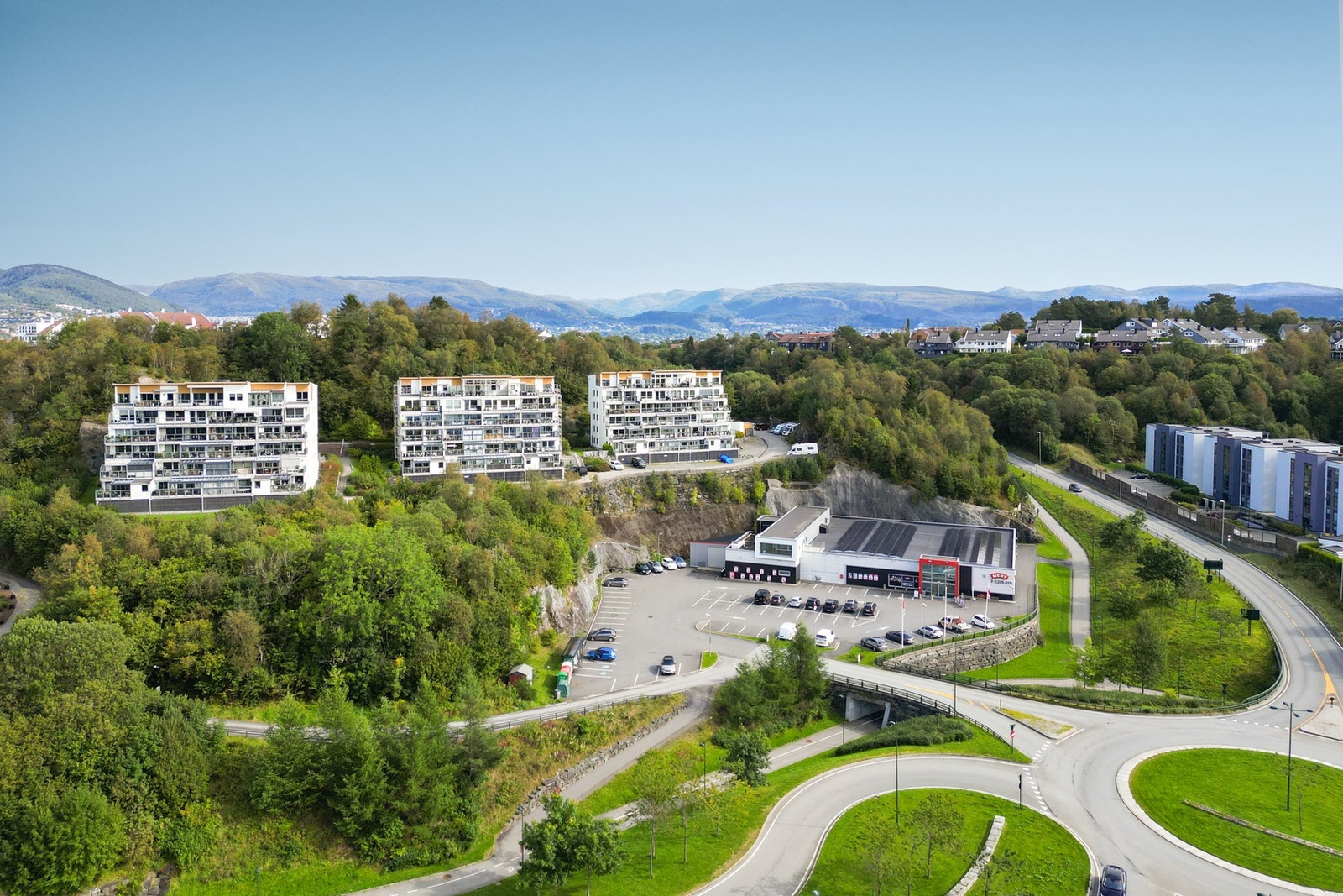 En 10-13 minutters gangavstand fra boligen finner man barnehager og skole. Galleribilde