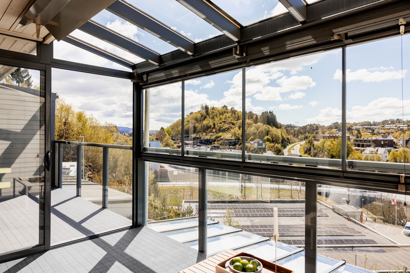En super uteplass da man kan sitte ute eller "inne", alt etter hva ønske og vær tillater. Galleribilde