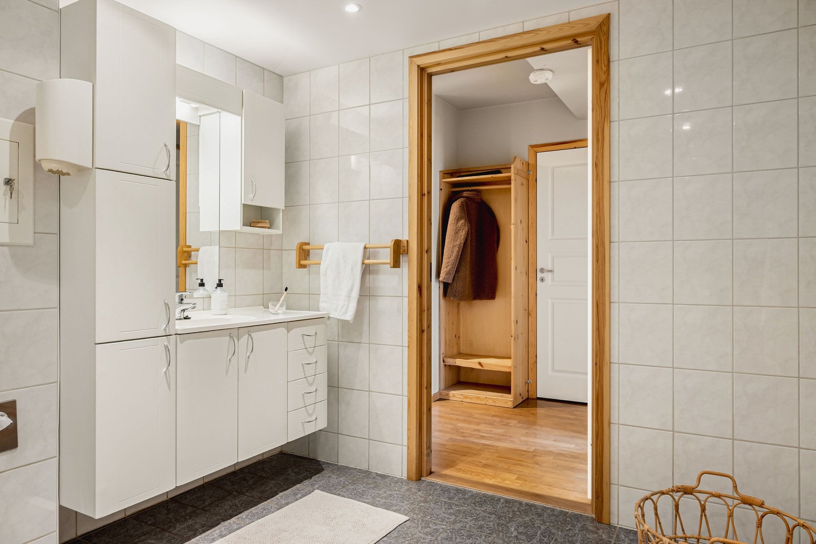 Badet måles til 6,7 kvm. og er helfliset med innfelte downlights i himling, og underliggende varmekabler. Galleribilde