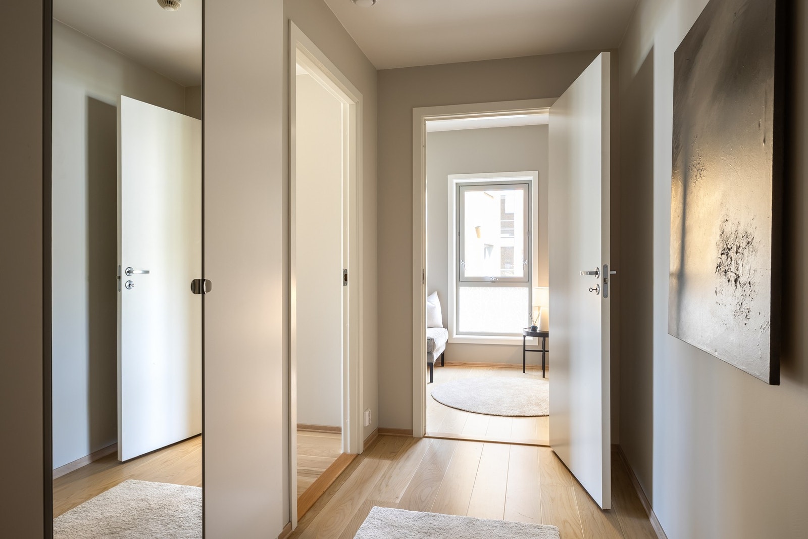 I 2.etasje kommer inn i en romslig entré på ca. 6,2m². Galleribilde