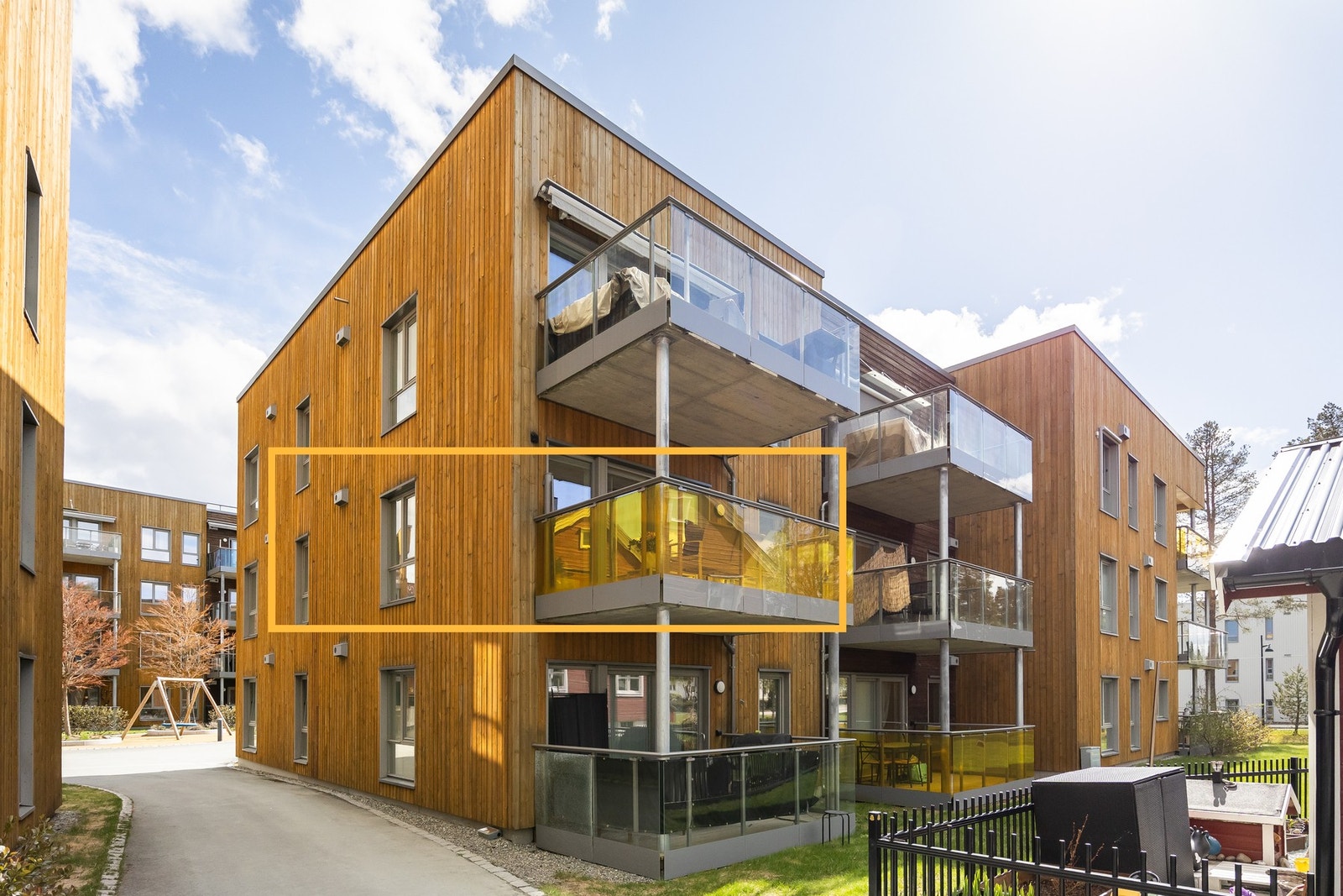 Leiligheten ligger i Heimdal sentrum, vendt mot rolige omgivelser. Galleribilde
