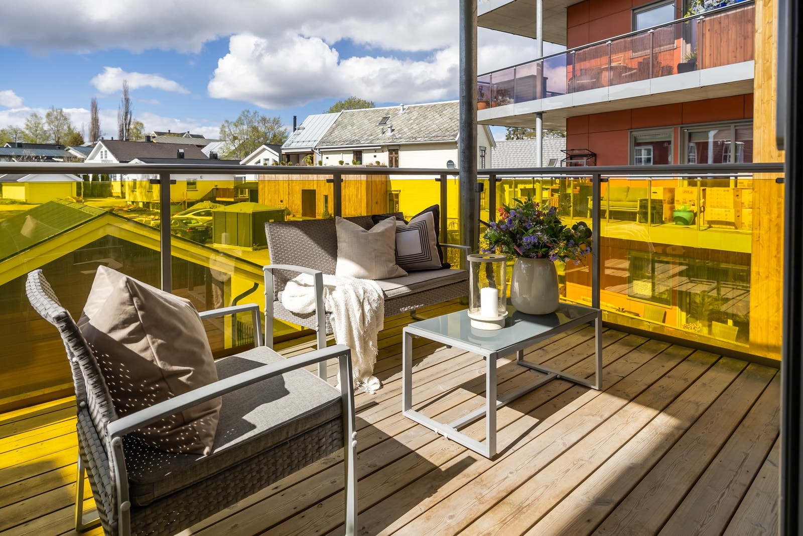 Romslig veranda med fine solforhold fra ca. kl 13:30-21:30 på sommerstid. Galleribilde