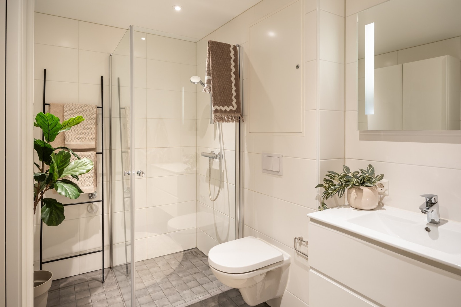 Lyst og pent bad på 5,4m². Badet har fliser på gulv og vegger. Galleribilde