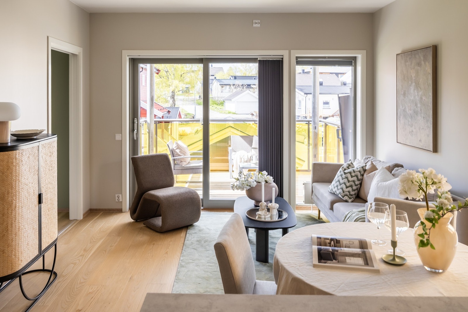 Stuen nyter godt av en takhøyde på ca 263cm og ekstra store vindusflater i kraft av hjørnebeliggenheten. Galleribilde