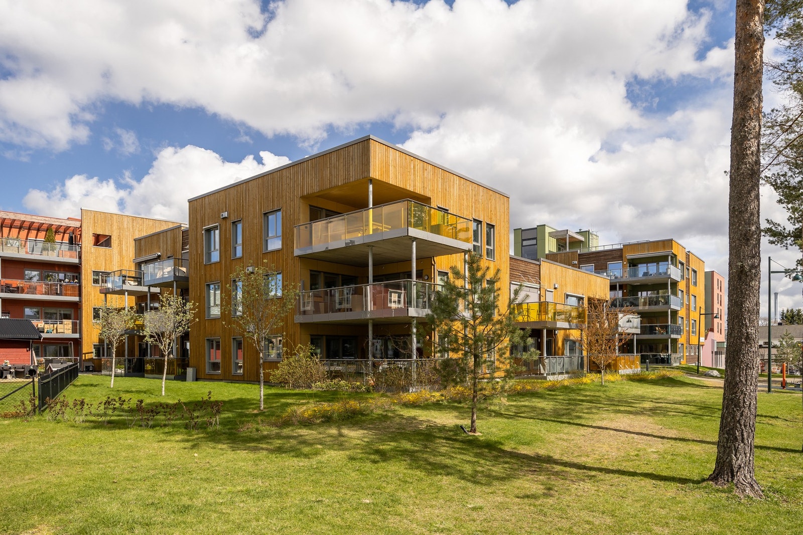 Leiligheten ligger i Heimdal sentrum, vendt mot rolige omgivelser. Galleribilde