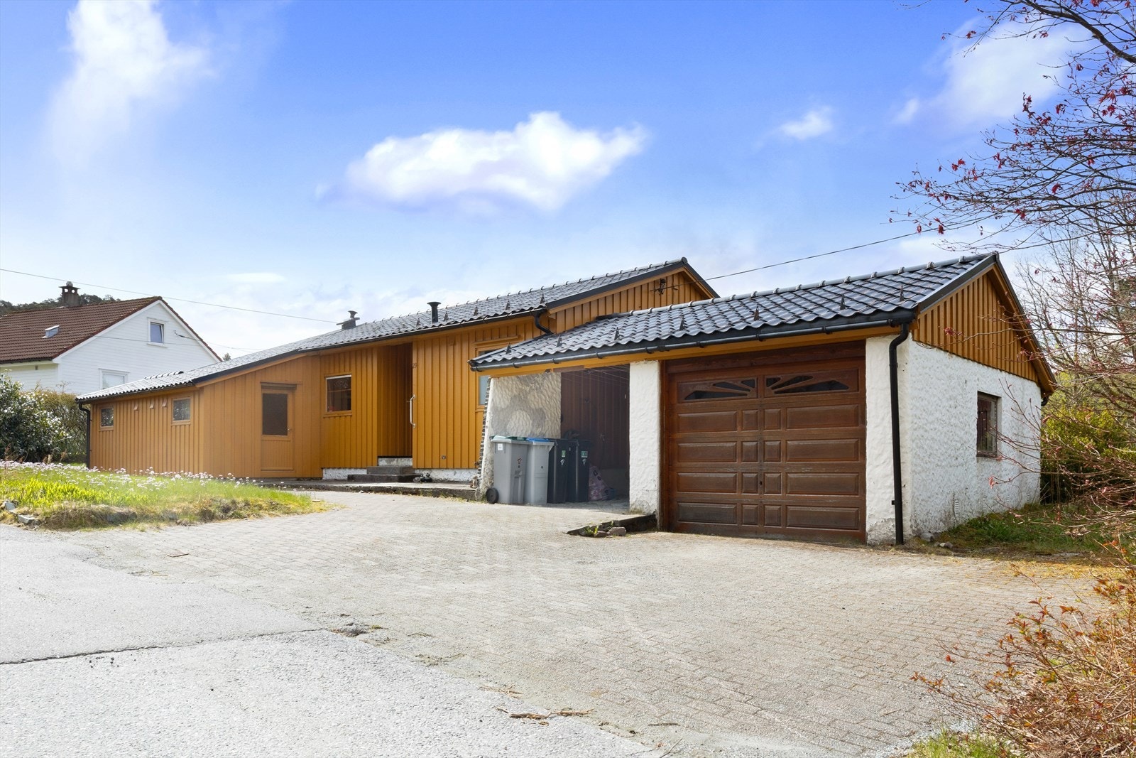 En romslig og familievennlig enebolig med alt på ett plan, flat og barnevennlig tomt samt attraktive ute- og parkeringsforhold. Galleribilde