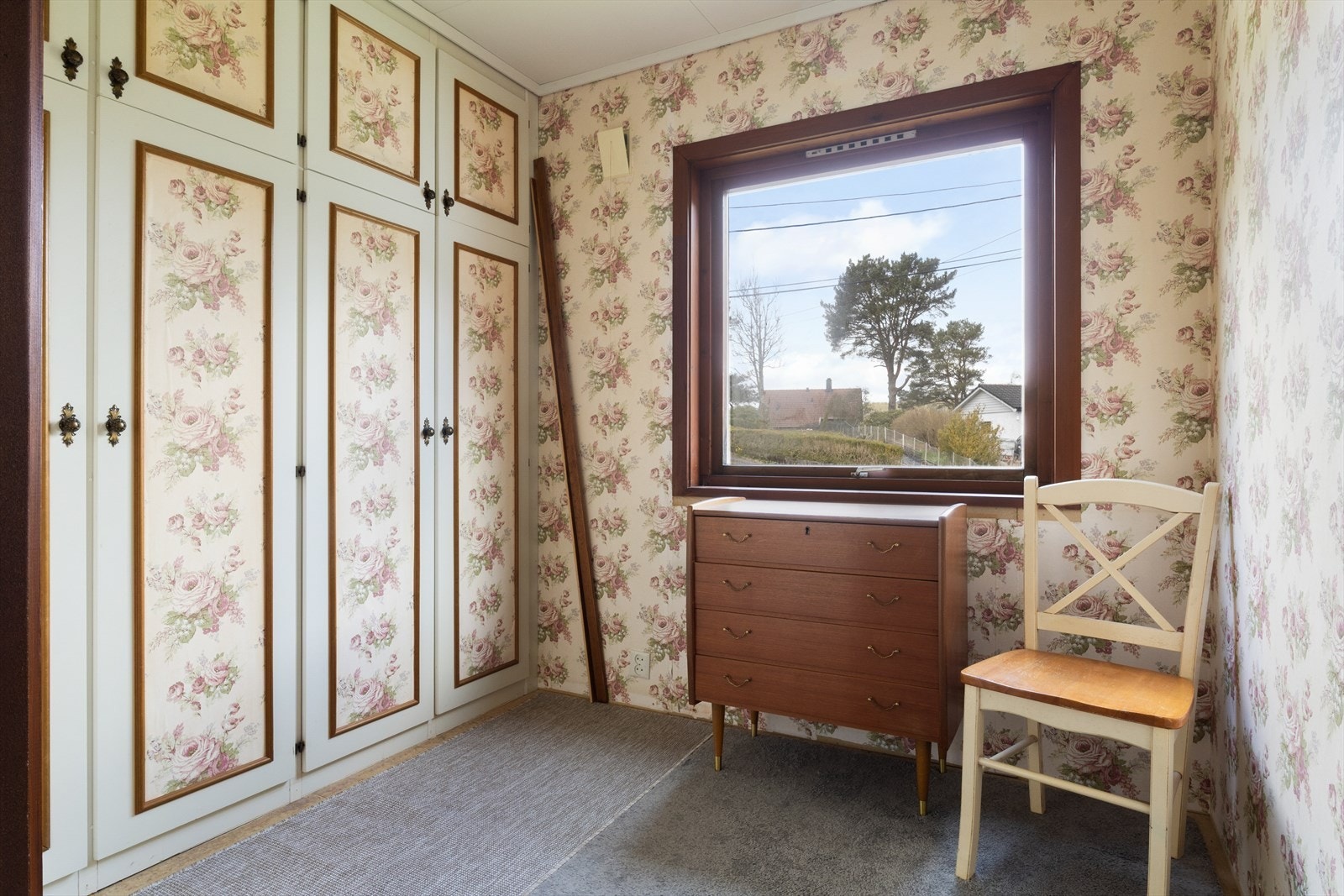 Romslig garderoberom med gode lagringsmuligheter. Galleribilde