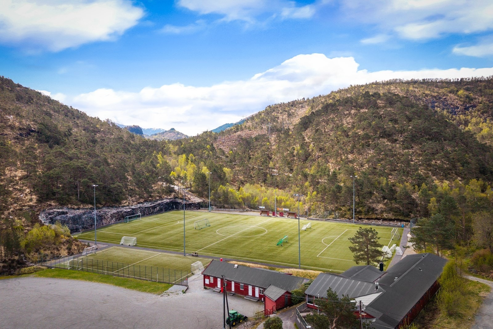 Fotballbanen på Arna stadion, ligger innenfor kort gangavstand fra boligen. Galleribilde