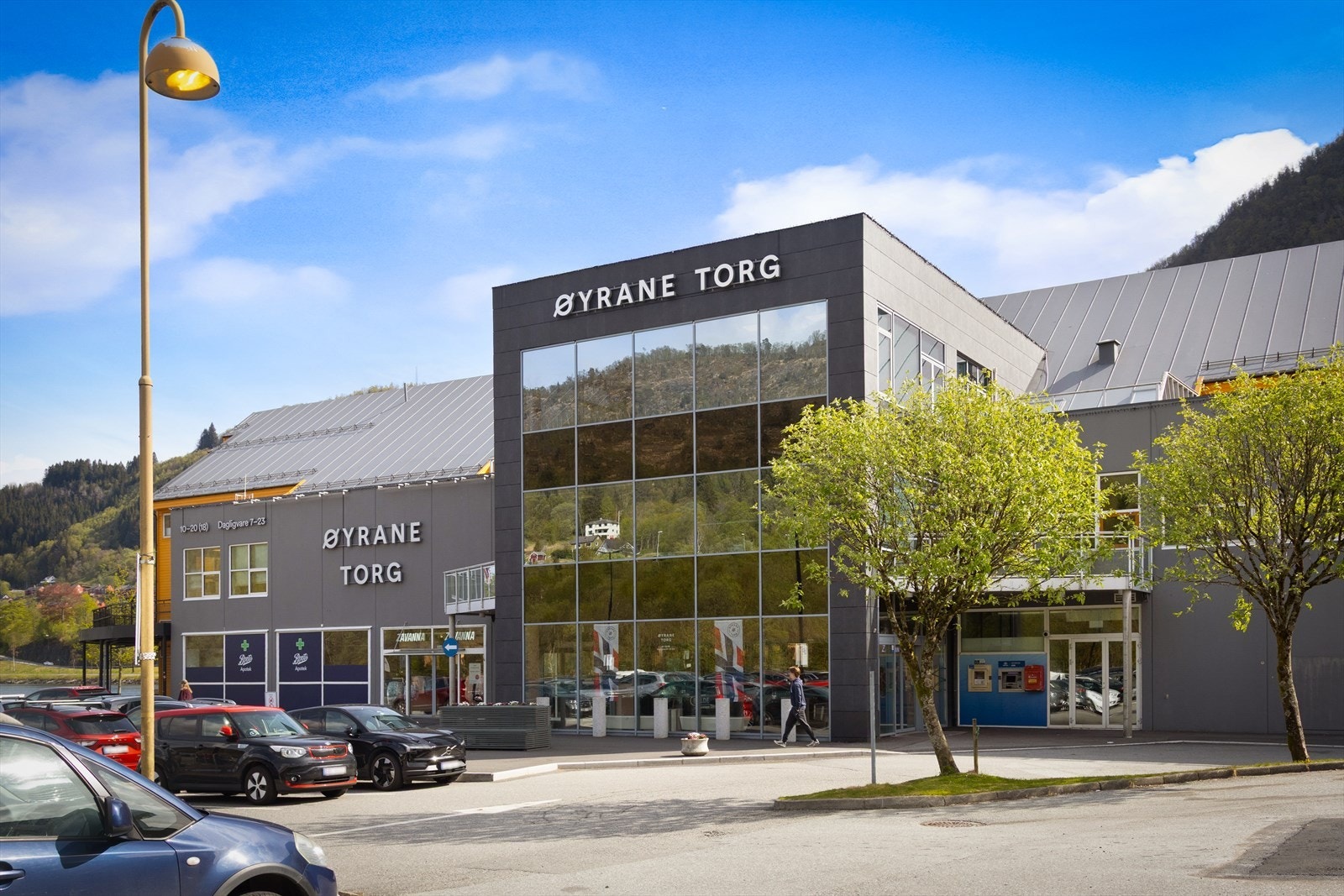 Det er kun ca. 8 minutter med bil til Øyrane Torg. Galleribilde