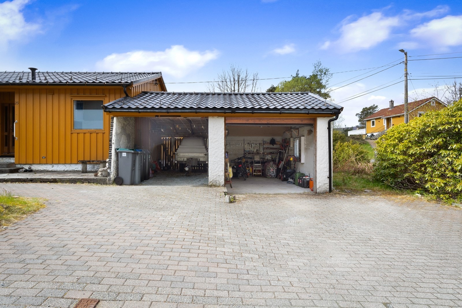 Parkering i carport og garasje, og ellers på egen eiendom. Galleribilde