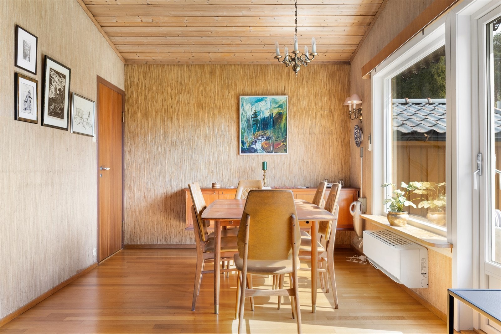 Den byr på gode møbleringsmuligheter og naturlige soner for både sofagruppe og spiseplass. Galleribilde