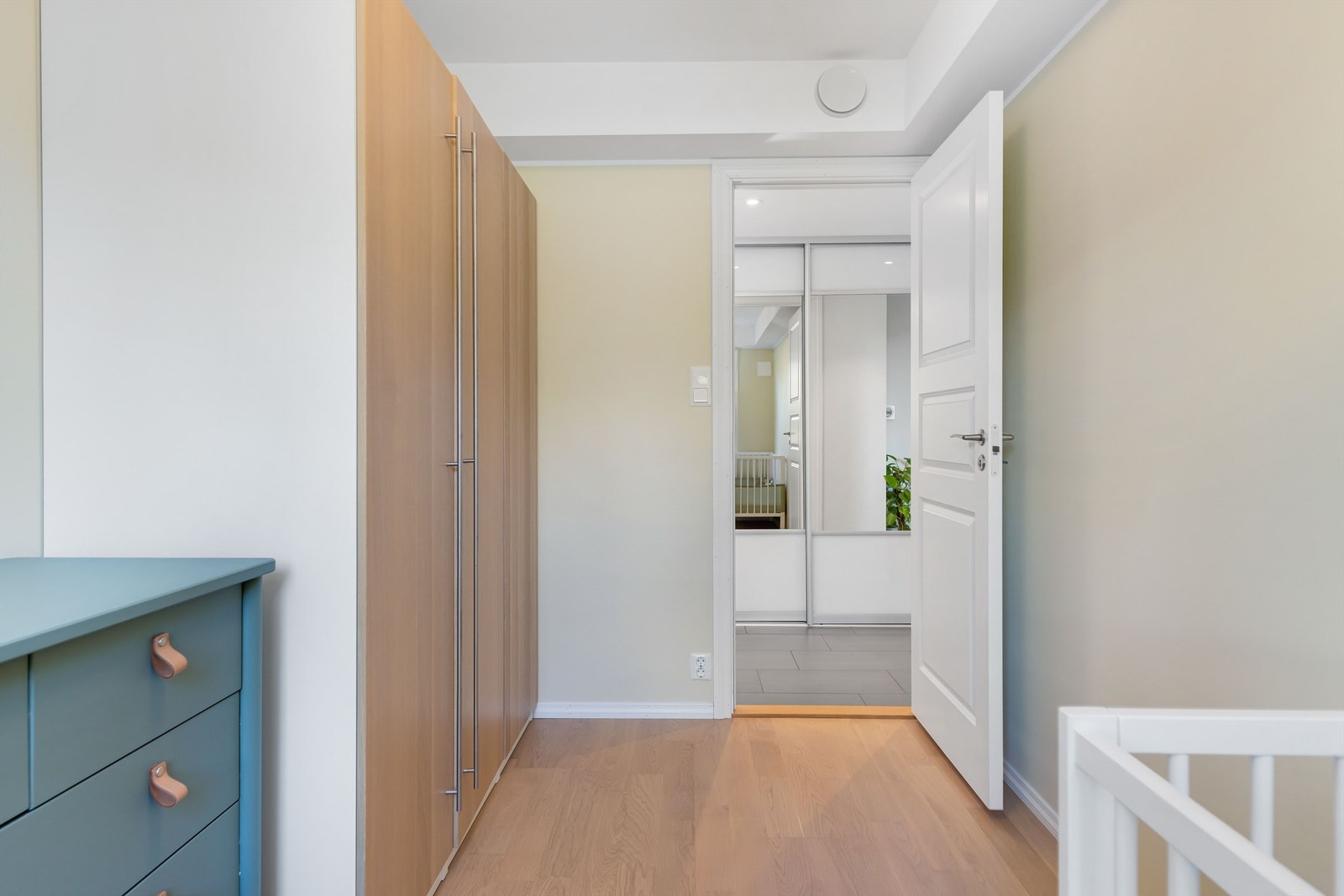 Dette rommet har også godt med plass for klesoppbevaring. Galleribilde