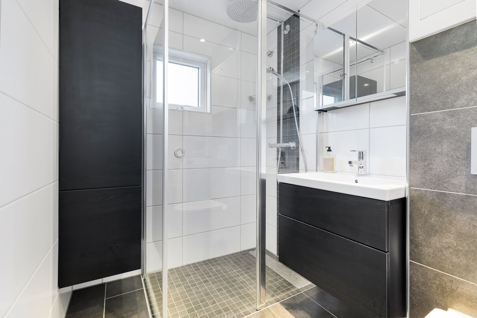 Stilrene detaljer og fin plass til oppbevaring. Galleribilde