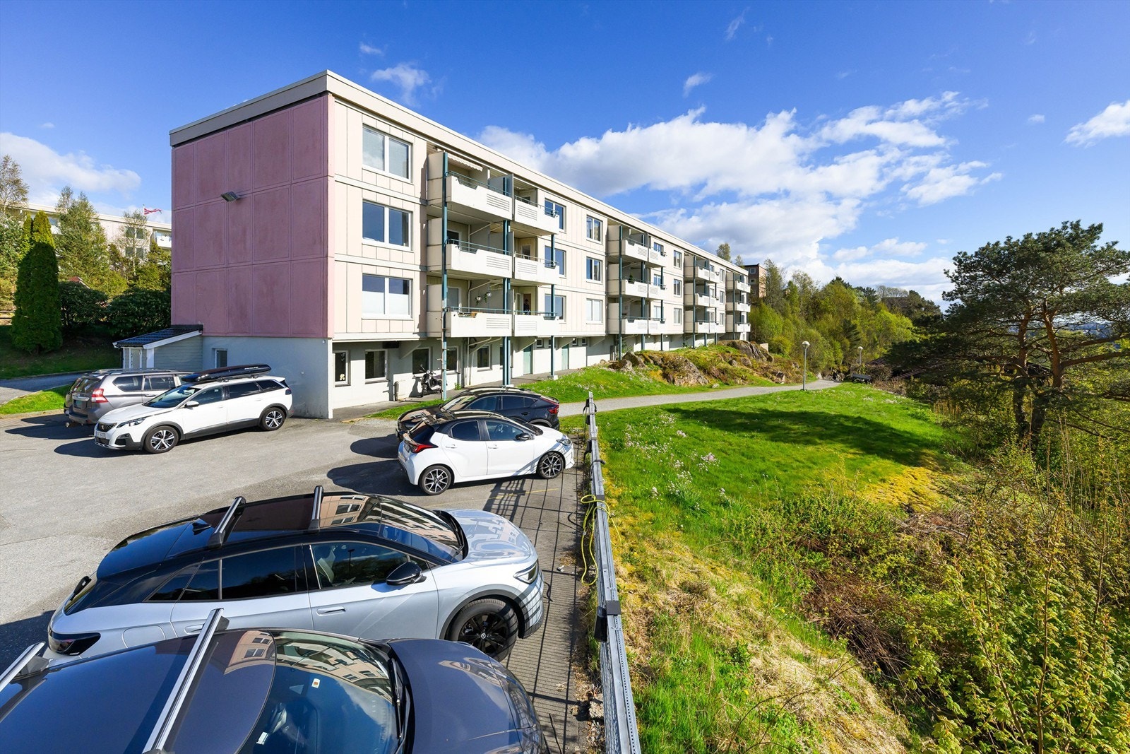 Det er kort vei fra leilighet til parkeringsområde (fast plass tildeles) hvor man også har muligheter for lading. Galleribilde