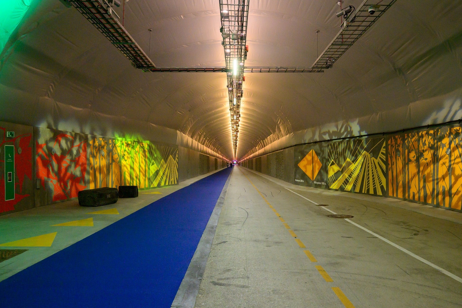 Gang- og sykkeltunnel på hele 3 kilometer går parallelt med Bybanen. Galleribilde